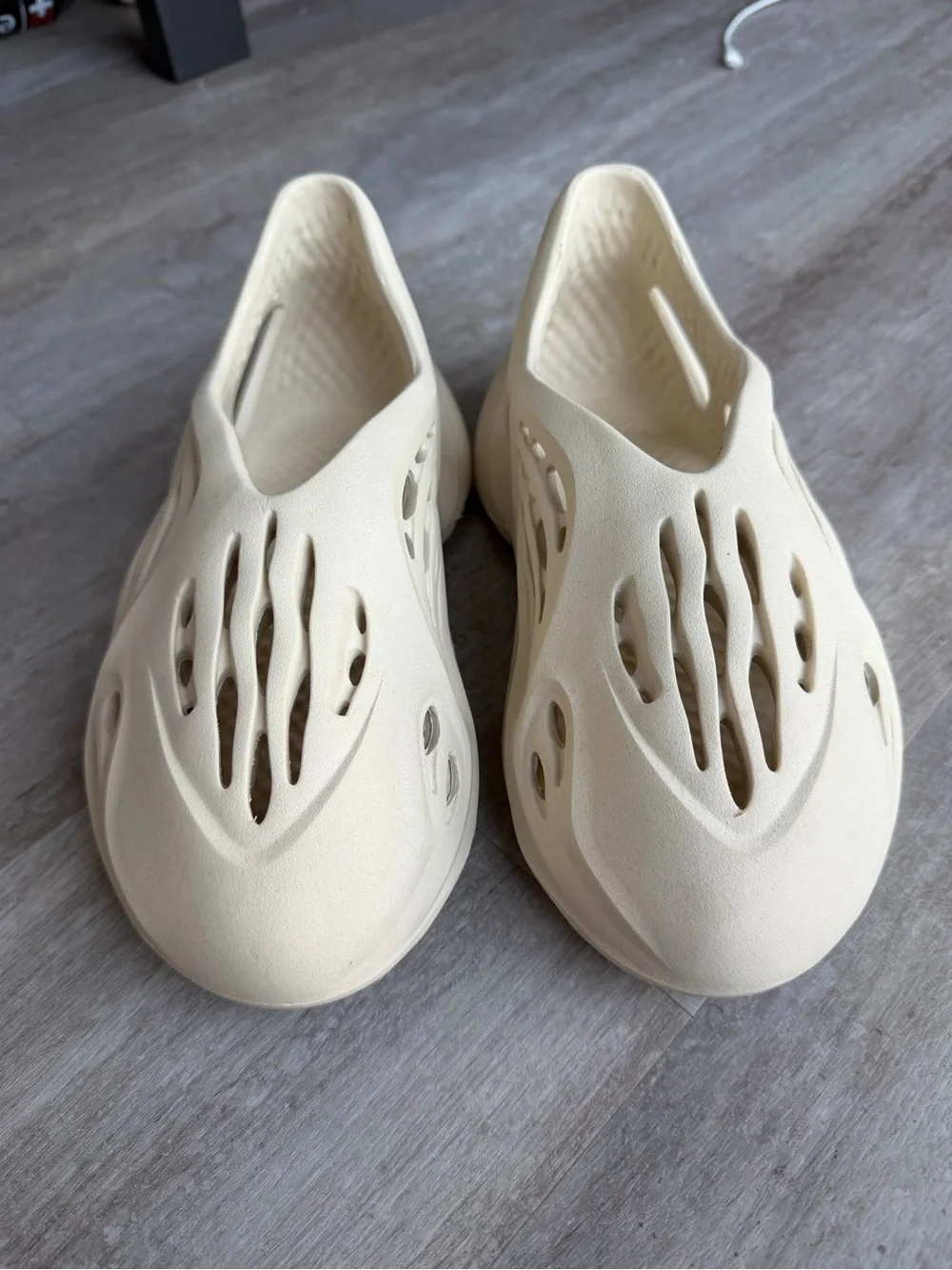 YEEZY Foam RNNR Clogs – Cream/Off-White – Men’s